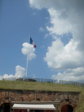 Французский флаг на вершине крепости Бич