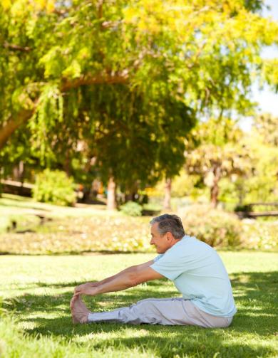 мужчина делает упражнения в парке