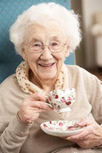 пожилая женщина пьет чай