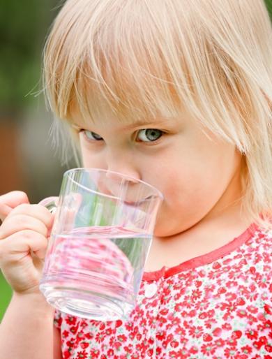 девочка пьет воду