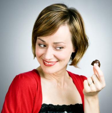 женщина ест шоколадную конфету