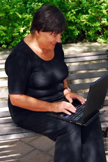 зрелая женщина работает за компьютером