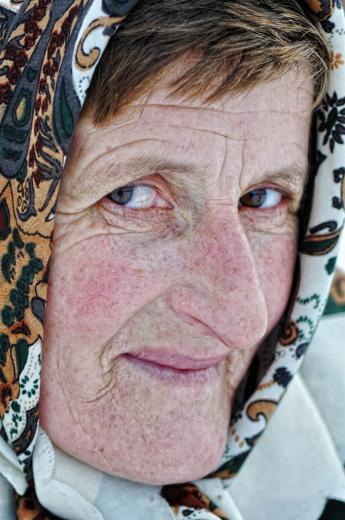 пожилая женщина в платке