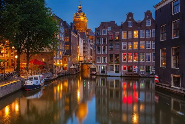 Улочки Амстердама притягивают туристов своей красотой днем и ночью