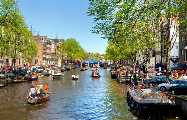 С воды удивительные улицы Амстердама предстают в другом свете