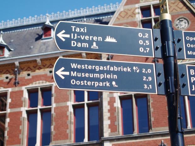 C такими указателями в Амстердаме не заблудишься!