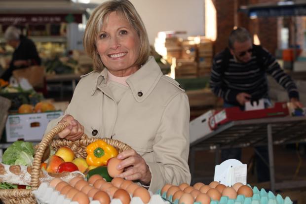 женщина на рынке покупает яйца