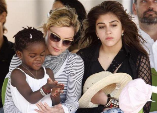 Мадонна с детьми на улице