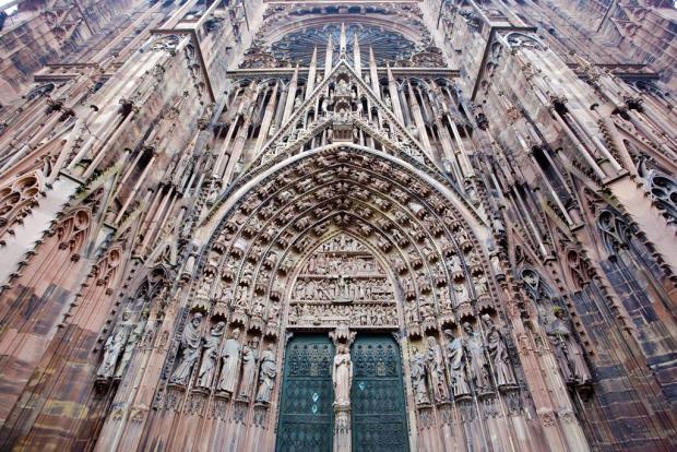 Красивый и величес Страсбургской собор Пресвятой Богоматери