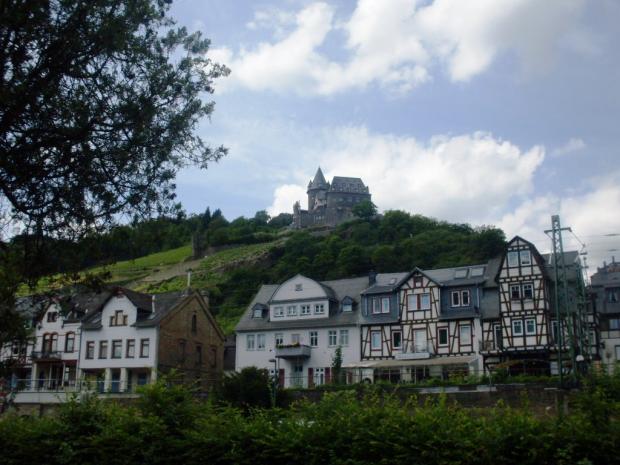 Вид с реки Рейн на старинный замок на холме