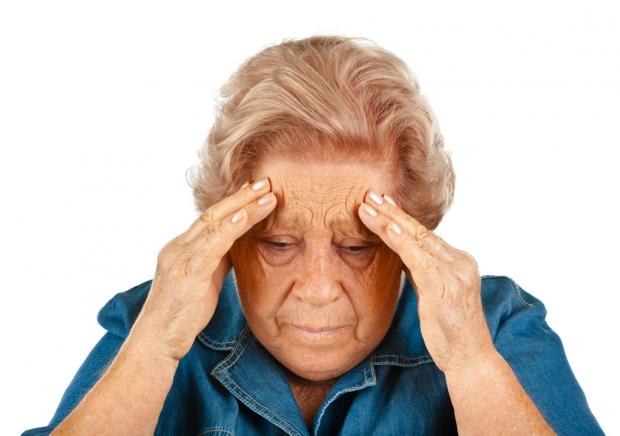 пожилая женщина с головной болью