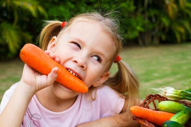 девочка ест морковку