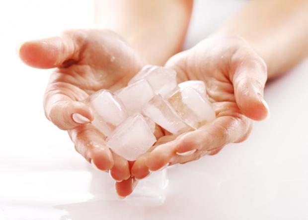 руки с кубиками льда