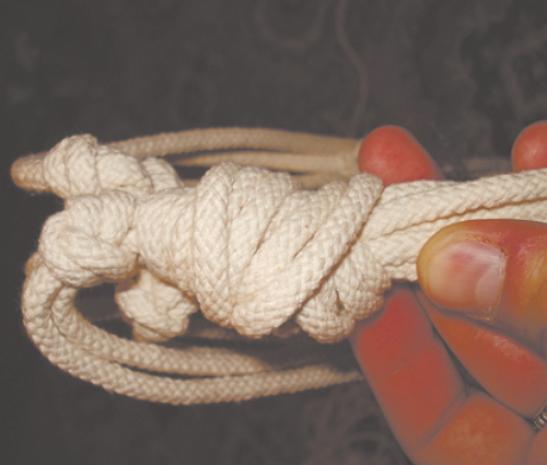 Оставшиеся концы шнуров связываем в узел