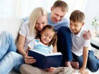 ru.depositphotos.com/pressmaster: семья читает книгу