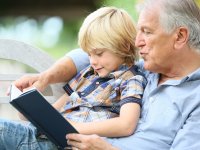 depositphotos/ Goodluz: дедушка читает внуку