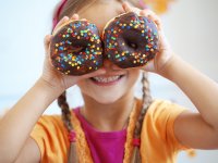  ru.depositphotos.com / alenkasm: девочка держит пончики вместо глаз