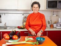 ru.depositphotos.com/Xalanx : зрелая женщина готовит еду