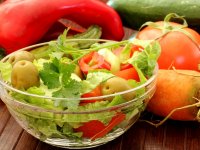 http://ru.depositphotos.com/andreasnikolas: сырые овощи, салат из овощей