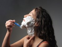 dailymail.co.uk: женщина бреет лицо