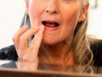 devids.net: пожилая женщина трогает свои губы