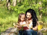 ru.depositphotos.com /belchonock : мама с ребенком читают книгу