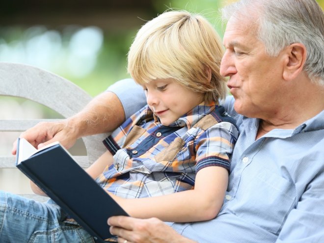 дедушка читает внуку