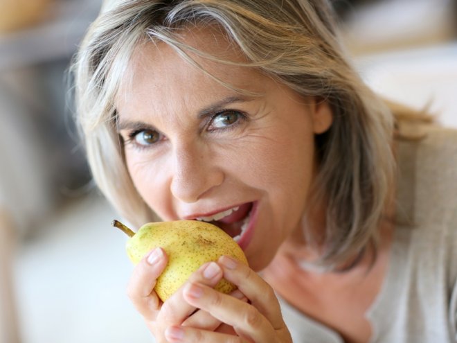 женщина ест грушу