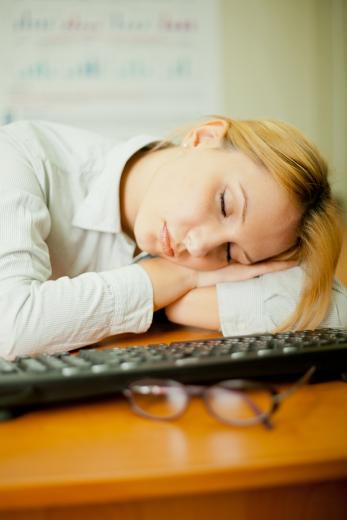 женщина спит на работе