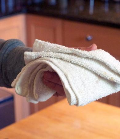грязное полотенце в руке