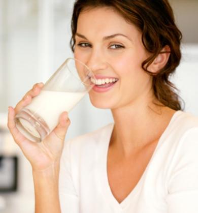 женщина пьет молоко