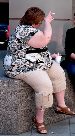 толстая женщина курит
