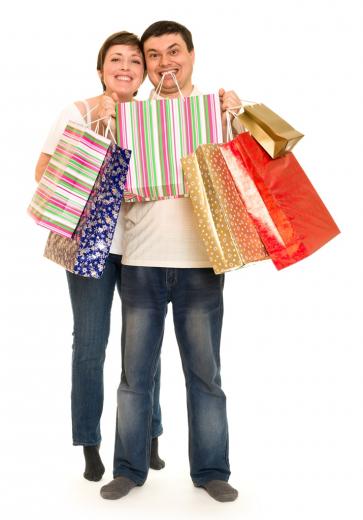 мужчина и женщина после шопинга