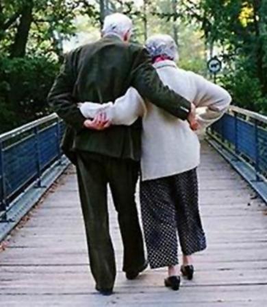 пожилая пара гуляет в парке