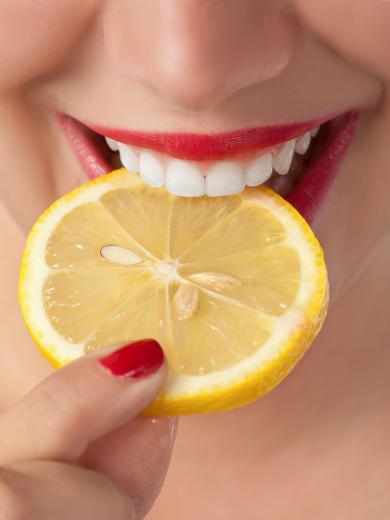 женщина ест лимон