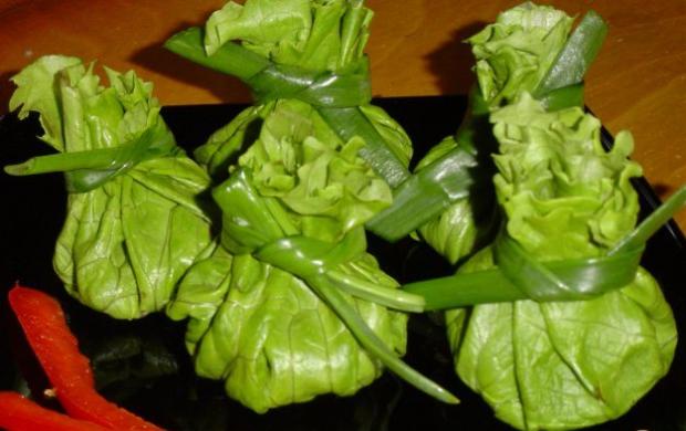мешочки из листьев салата с начинкой