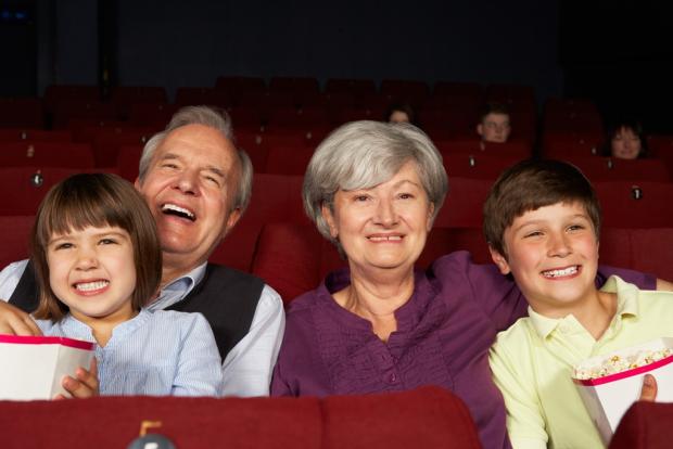 Совместный поход в кино – лучший подарок для старшего поколения