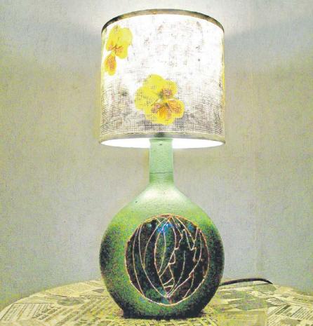 Лампа, украшенная сушеными лепестками цветов, прекрасно впишется в любой интерьер