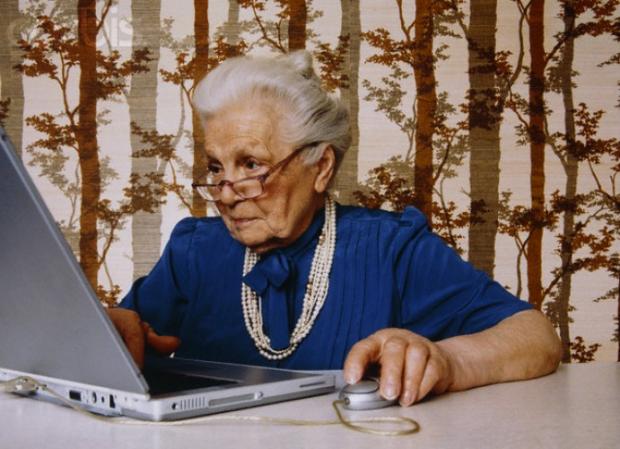 пожилая женщина работает за компьютером