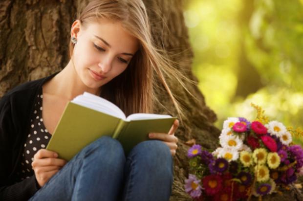 девушка читает книгу в парке