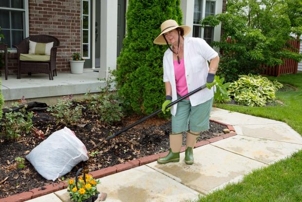женщина садовод копает