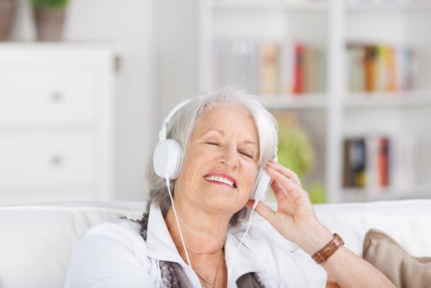 бабушка слушает музыку