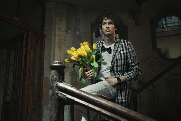  Молодой  человек. держит букет цветов 