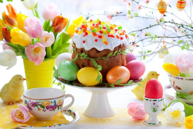 В центре праздничного стола можно поставить корзинку с яйцами, букетик весенних цветов или веточек вербы