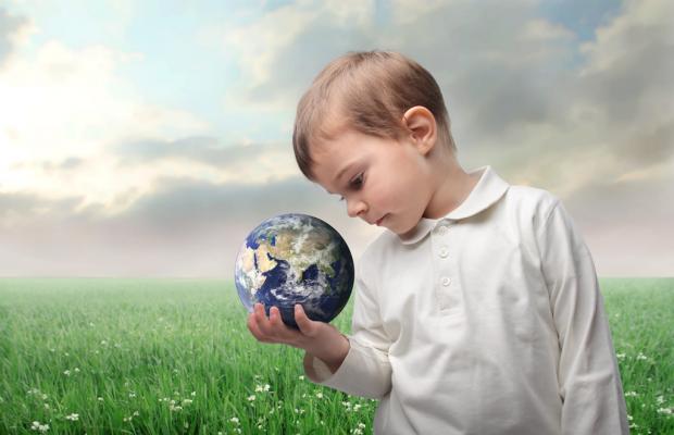 мальчик с земным шаром в руке