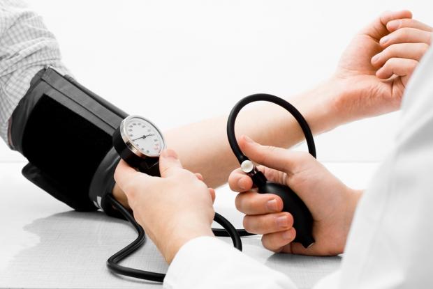 врач измеряет пациенту артериальное давление