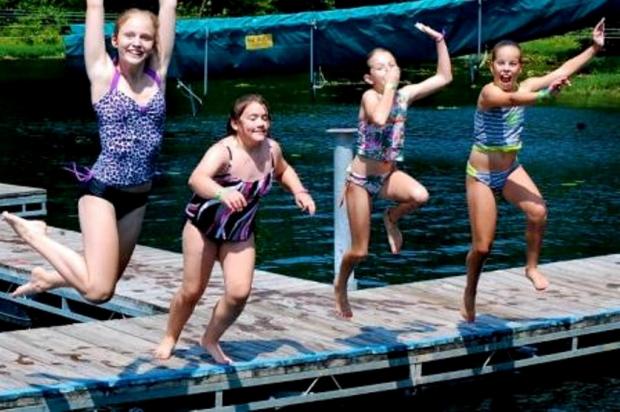 девочки прыгают в воду