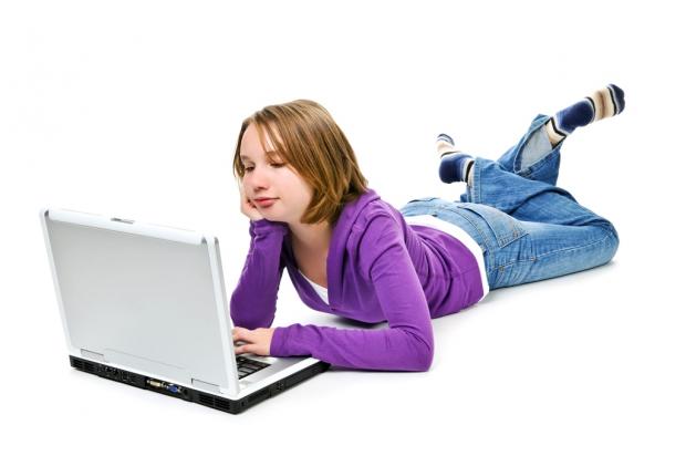 девочка-подросток с компьютером