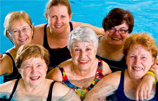 пенсионерки в бассейне