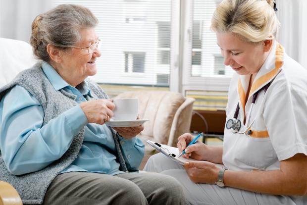 пожилая женщина беседует с врачом